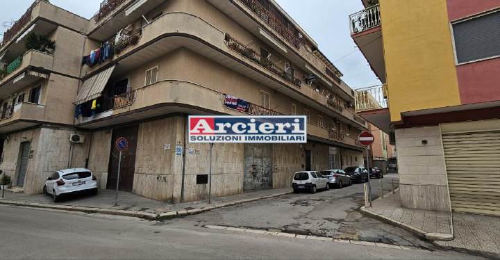 AMPIO E LUMINOSO APPARTAMENTO CON CANTINA 
