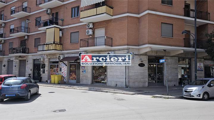 INVESTIMENTO  REDDITIZIO: 5 LOCALI COMMERCIALI